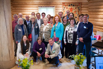 Tilaisuuden loppupuolella otettiin yhteiskuva. Osa väestä oli jo ehtinyt lähteä kotimatkalle.