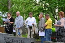 Suvun väkeä tutkimassa hautoja.