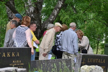 Toimintapäivä Lammasniemessä 7.6.2014 alkoi Vesilahden hautausmaan esittelykierroksella, jossa tutkittiin suvun hautoja. Esittelijöinä toimivat Päivi Salonen ja Riikka Piironen.